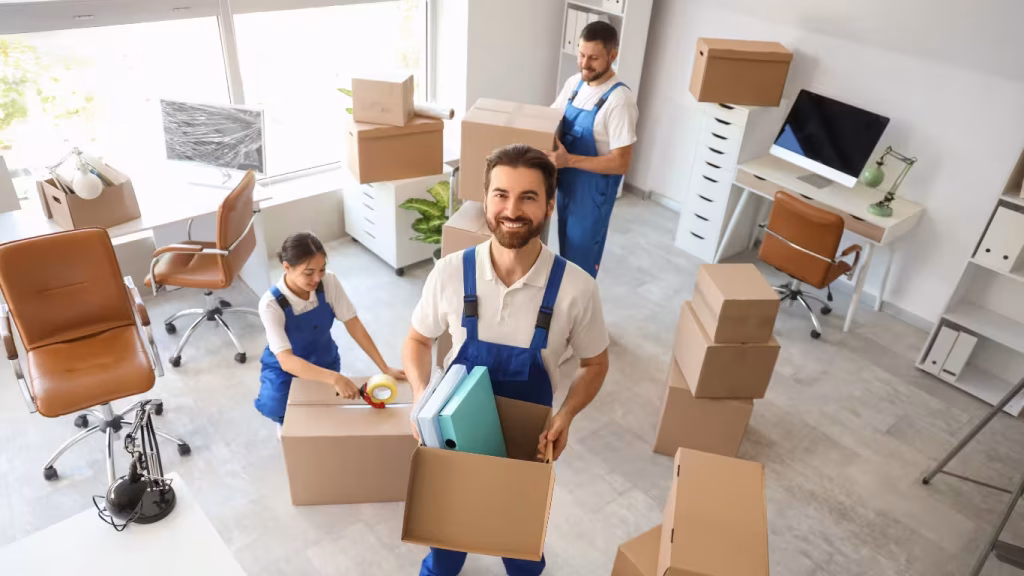 firmen-umzug-karton-einpacken-bild